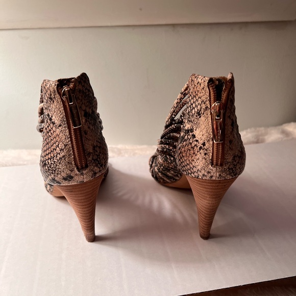 Women's Vince Camutos Strappy 4in High Heel Sandals - Picture 7 of 9